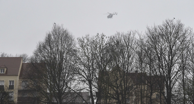 En helikopter letar efter terroristerna.