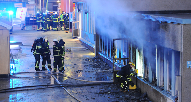 Brandmän utanför moskén i Eskilstuna.