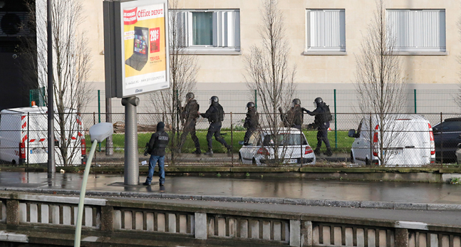 Poliser vaktar utanför en affär.