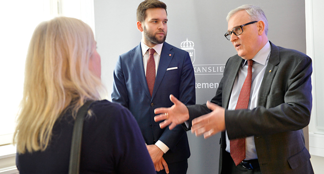 Sjukvårdsminister Gabriel Wikström med Anders Knape från Sveriges kommuner och landsting