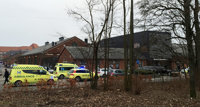 Ambulanser och polisbilar utanför platsen där en man sköt ihjäl en person och två skadades vid ett möte om yttrandefrihet.