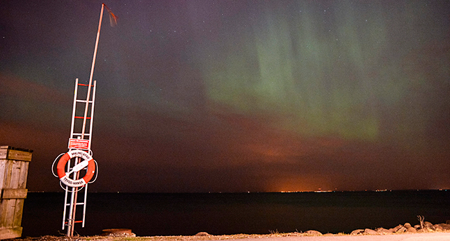 Norrsken i olika färger över havet
