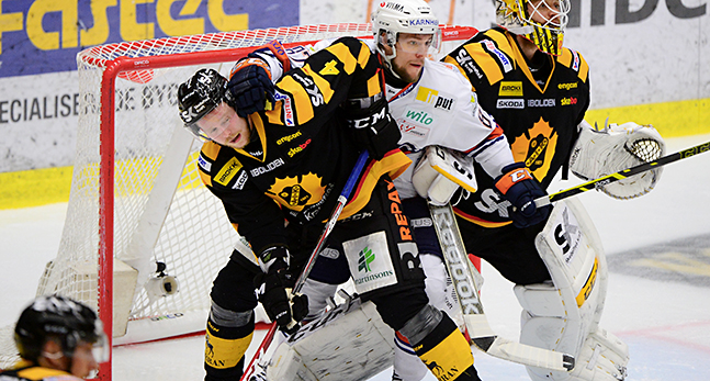 Hård kamp i SM-finalen mellan Skellefteå och Växjö.