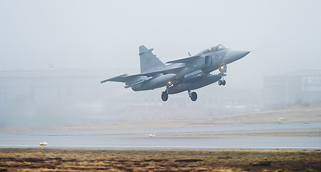 Militärens flygplan JAS Gripen lyfter från flygplatsen