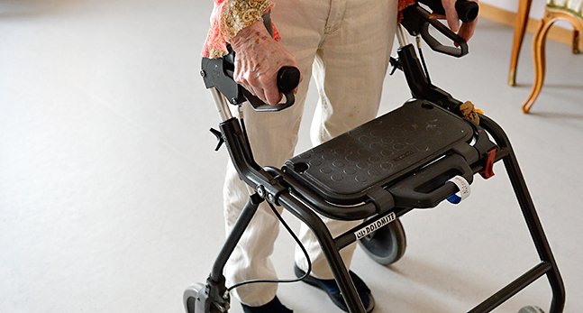 En gammal kvinna med rollator