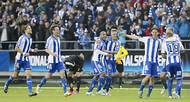 IFK Göteborgs spelare jublar över mål i cupfinalen.