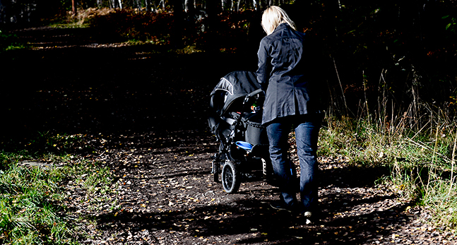 Mamma med barnvagn.