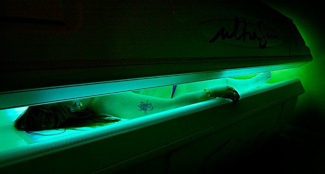 En kvinna solar i ett solarium.
