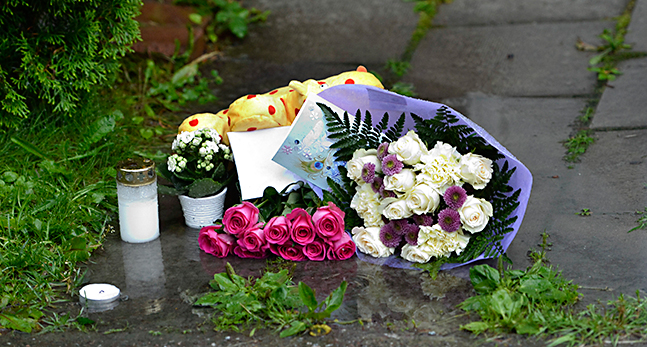 Blommor vid huset där den 9-åriga flickan dödade