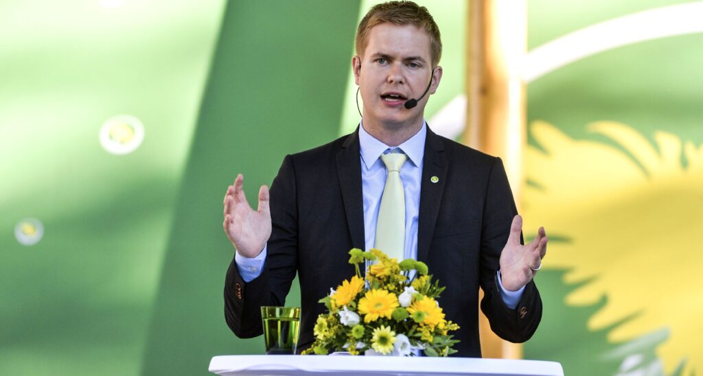 Gustav Fridolin pratar på scenen i parken Almedalen.