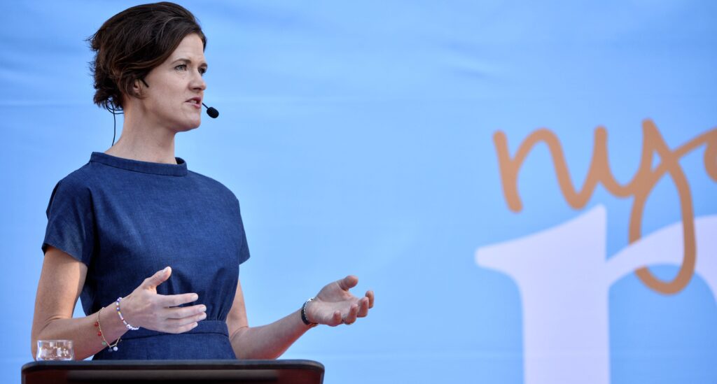 Moderaternas ledare Anna Kinberg Batra pratar på scenen i Almedalen.