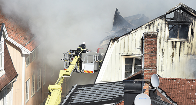 En brandman sprutar vatten