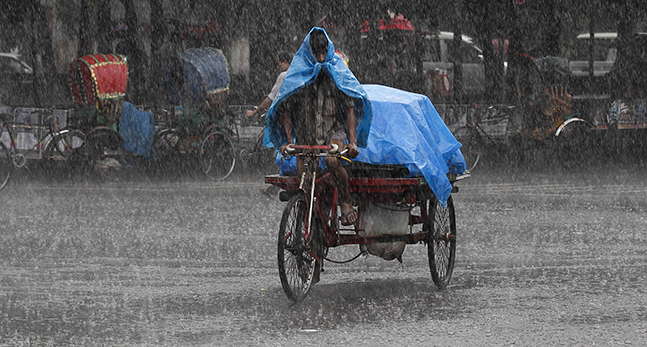 En rickshaw i regn
