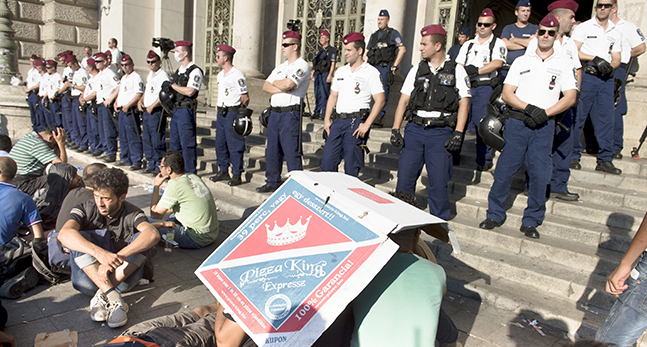 Poliser utanför stationen i Budapest