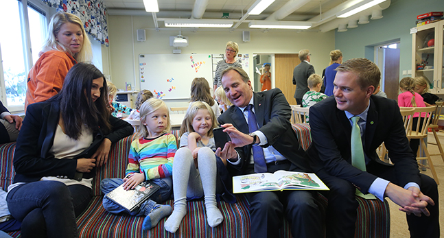 Ministrar läser för barn i en skola