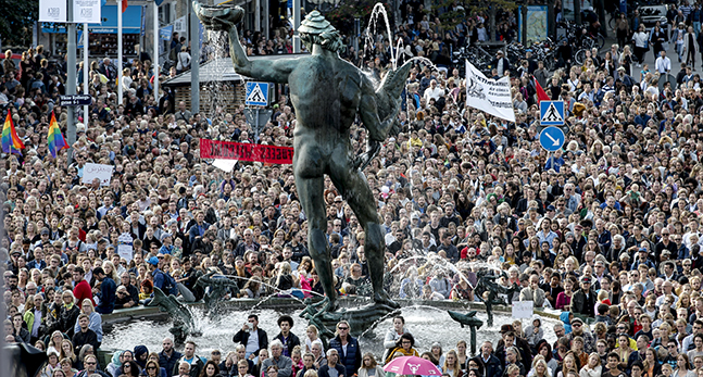 Fullt med folk på Götaplatsen i Göteborg.