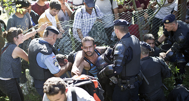 Flyktingar försöjer ta sig genom gränsen till Kroatien
