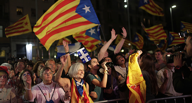 Människor Barcelona viftar med katalanska flaggor.