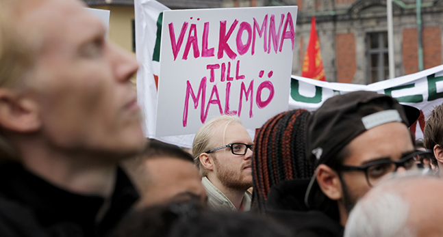 Människor välkomnar flyktingar