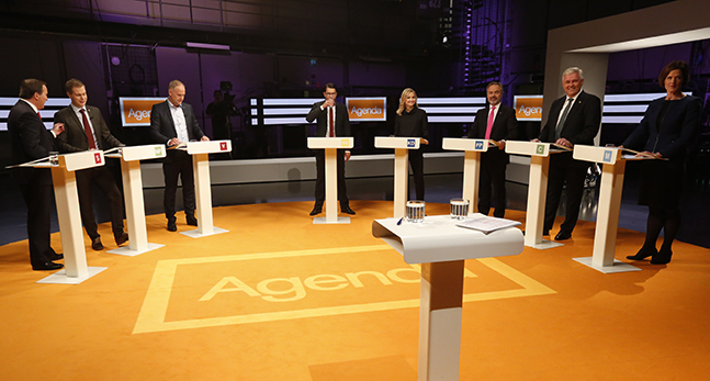 Partiledarna vid talarstolarna i tv-studion