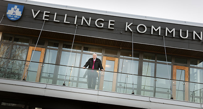 Bild på man utanför kommunhuset