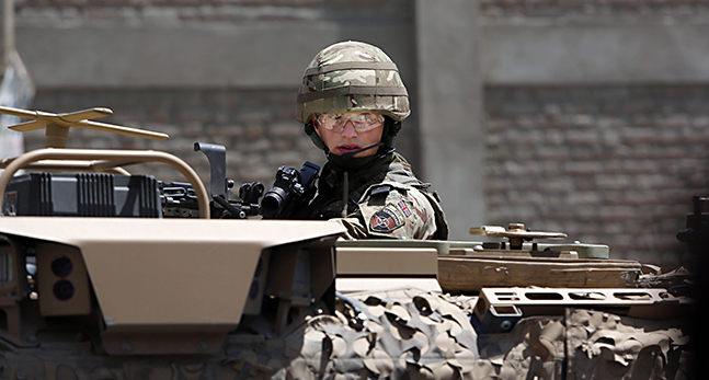 En soldat i en stridsvagn.