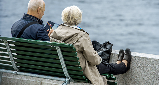 pensionärer på en parksoffa
