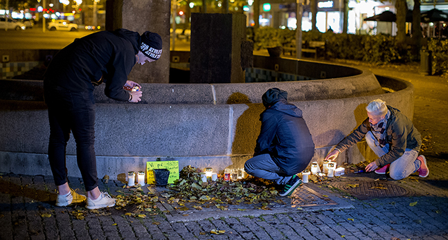 människor tänder ljus.