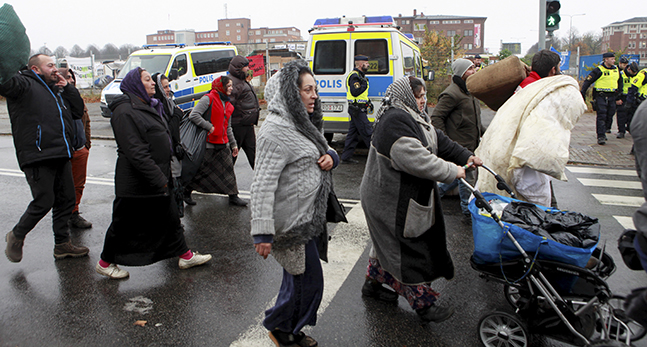 Människor går på parkering.