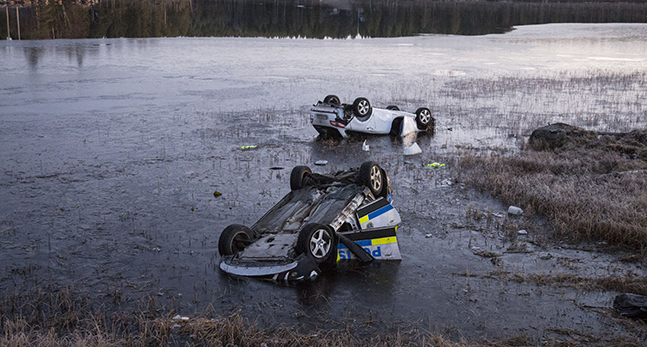 Två bilar körde ner i en sjö.