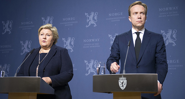 Två ministrar i varsin talarstol
