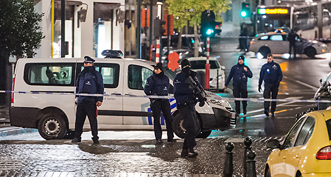Poliser på en gata i Bryssel