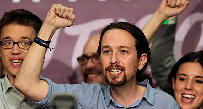 Pablo Iglesias i Podemos höjer en knuten näve i luften