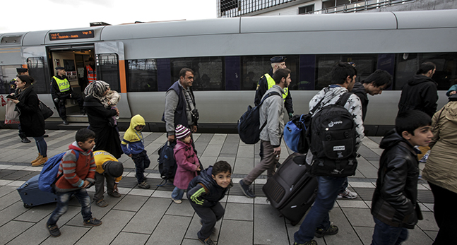 Människor går vid ett Öresundtåg