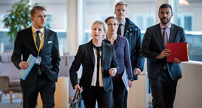 Margot Wallström kommer till riksdagen med sina medhjälpare