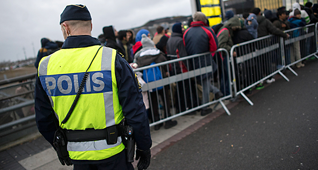 En polis vaktar vid stationen i Hyllie
