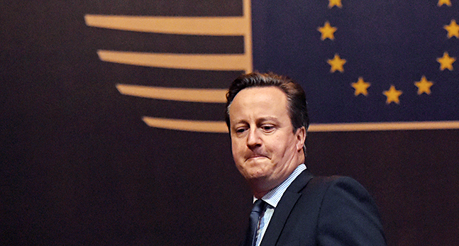Cameron ser sammanbiten ut