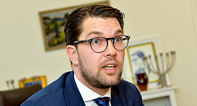 Porträtt på Jimmie Åkesson som ser lite arg ut