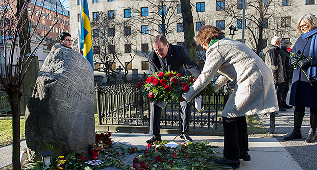 Statsminister Stefan Löfven vid Olof Palmes grav.