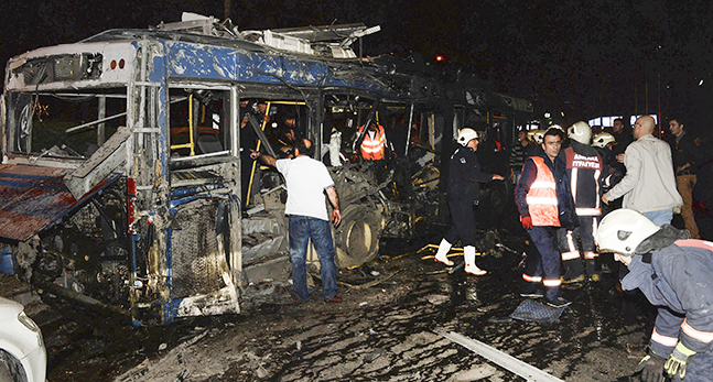Platsen där en bomb har exploderat i Ankara.