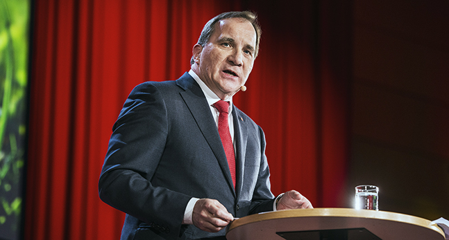 Stefan Löfven håller tal.
