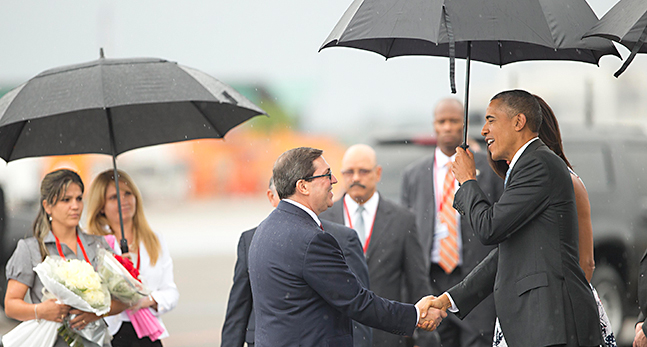 President Obama och Michelle Obama hälsar på Kubas utrikesminister.