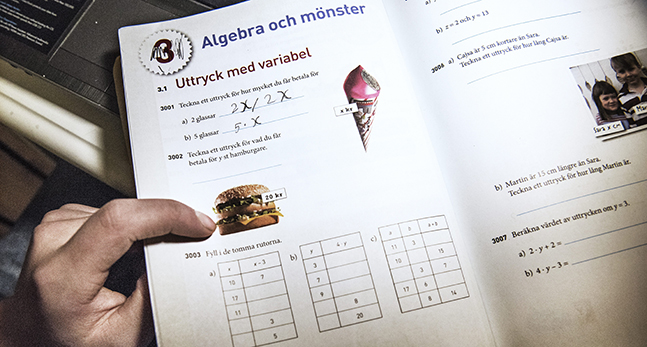 En uppslagen mattebok.