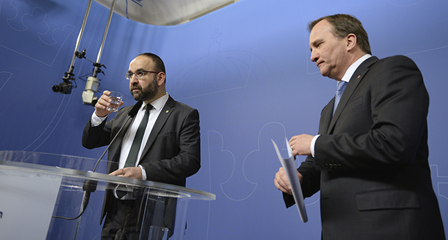Kaplan och Löfven står en bit ifrån varandra vid en talarstol.