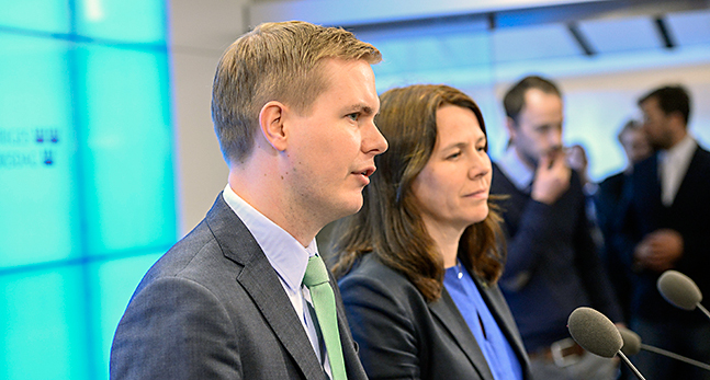 Miljöpartiets ledare Gustav Fridolin och Åsa Romson.