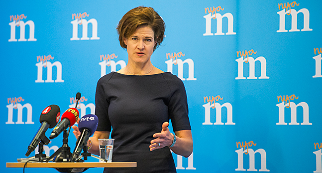 Anna Kinberg Batra i en talarstol.