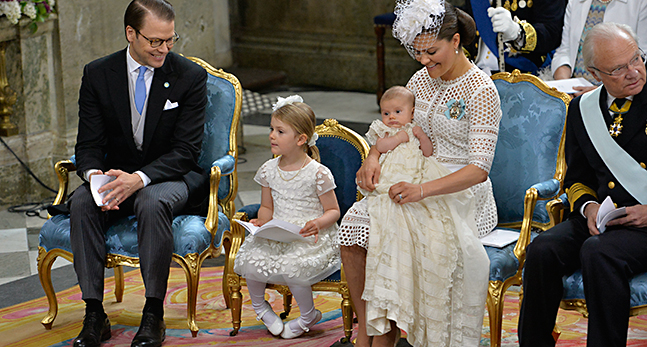 Daniel, Estelle och Victoria med Oscar i famnen under ceremonin i kyrkan.