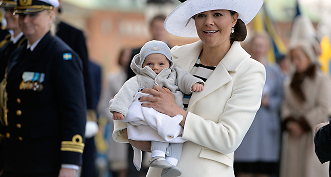 Prins Oscar i famnen på kronprinsessan Victoria.