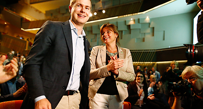 Gustav Fridolin och Isabella Lövin står upp efter att ha blivit valda till nya ledare.