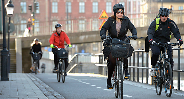 Personer som cyklar på en cykelbana